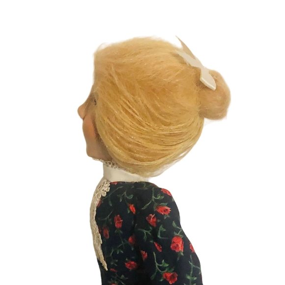 Byers Choice Lmtd Caroler Country Blond Woman with Bun Floral Dress Blue Red Chr - Picture 3 of 5